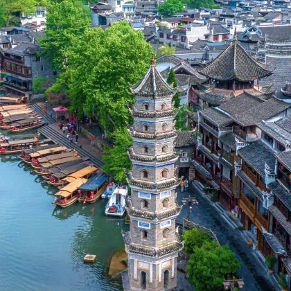 长沙+张家界+天门山+湘西+凤凰5日4晚跟团游