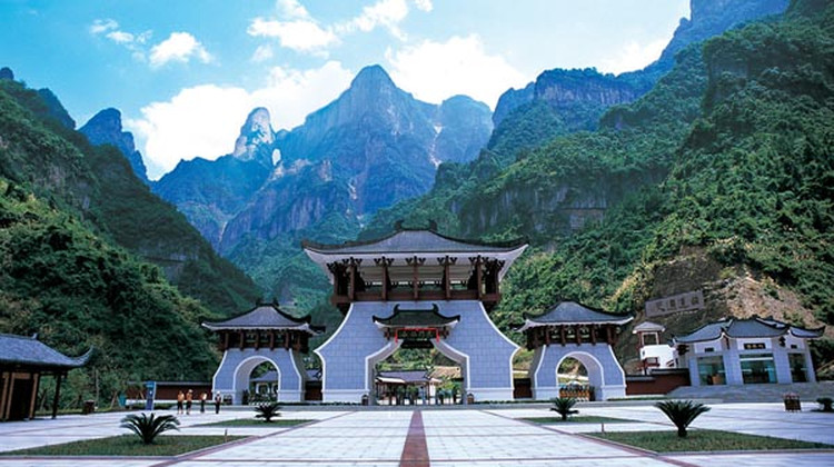 张家界+天门山+凤凰4日3晚跟团游·【直飞张家界】《超V·20人团&100%纯玩》2+1航空巴士|享VIP通道免排队|玻璃栈道·7455索道·芙蓉镇|赠168元凤凰3景(夜游沱江泛舟)|24H管家+接送站/机|40餐标【爸妈/蜜月/亲子游精选】