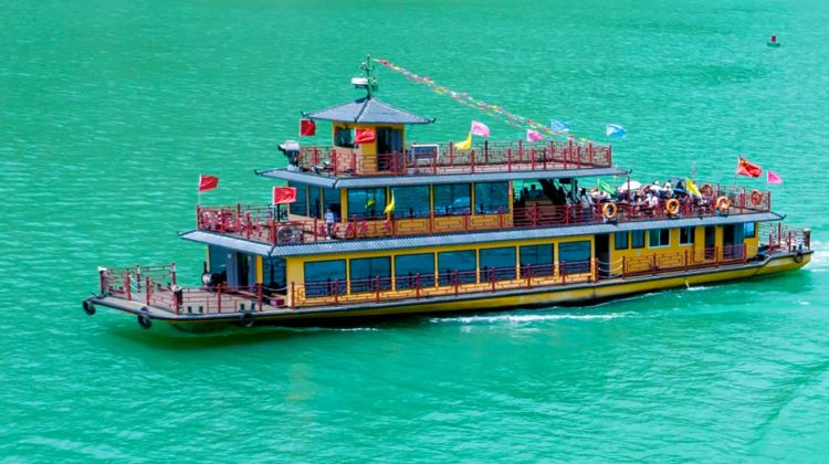 2-Day Small Group Tours: Deep tour to Chongqing Wulong district for 2 days, Three Natural Braidges, Longshuixia Fissure Gorge Cleft, Furong River Cruise