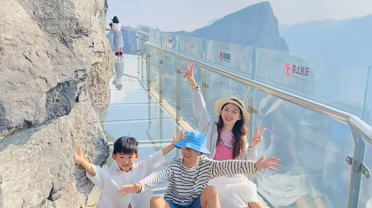 长沙+张家界+天门山+凤凰古城3日2晚跟团游·【小假期优选·省10H坐车】长沙高铁2H直达张家界>头等舱2+1航空座椅 | 赠凤凰三景（沱江泛舟+沈从文故居+万寿宫）『天门山7454米高空索道+凤凰夜景』苗服体验+免费送怀化站