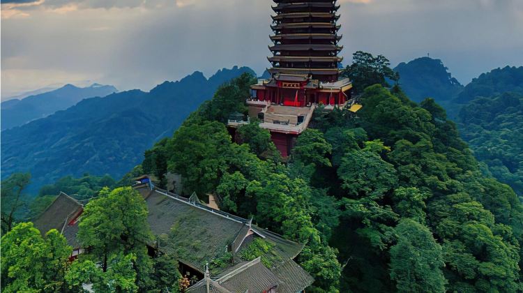 5-Day Hilton or 5-star Hotel Luxury Stay - Chengdu panda & world heritage trip: Sanxingdui, Dujiangyan, Qingcheng Mountain & Panda Base - exclusive vehicle