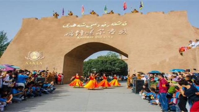 5-Day Xinjiang Private Tour from Kashi·Aoyitake Red Valley, Karakul Lake, White Sand Lake, Ancient Stone City, Golden Grassland, Panlong Ancient Road, Xiangfei's Tomb