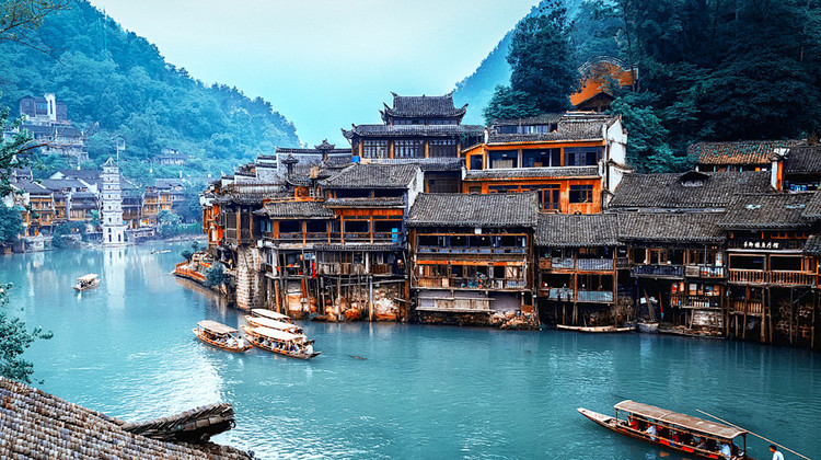 张家界+天门山+凤凰5日4晚拼小团·6人纯玩热销！8大VIP通道·省6H排队【指定国际希尔顿+铂尔曼+温德姆+野奢漫岩山居观日出】商务保姆车+耳麦讲解+3大特色餐&赠高空玻璃桥+百龙天梯+黄石寨索道往返+杨家界索道+苗服换装