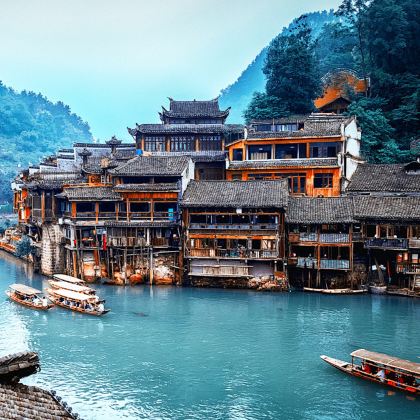 长沙+张家界+天门山+湘西+凤凰古城5日4晚跟团游