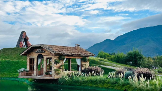 10-day 9-night · Private Tour · Kunming + Dali + Lijiang + Shangri-La· Dali, Shangri-La, Lijiang, Dukezong, Yulong Snow Mountain, Songzanlin Monastery, Tiger Leaping Gorge