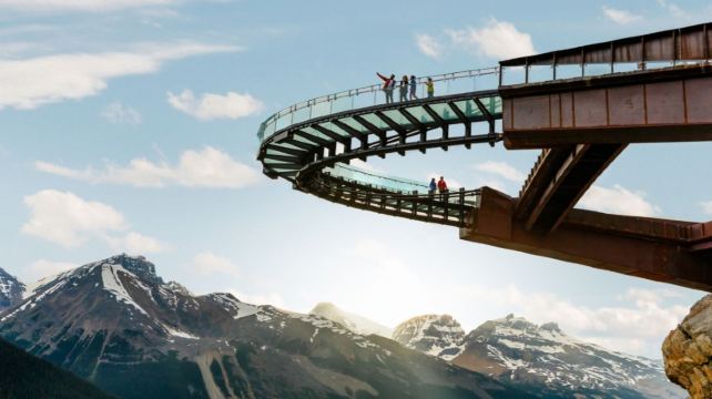 5-Day Canadian Rockies Scenic Slow Travel Tour from Calgary·Slow Train Journey with Complimentary National Park Pass, VIA Rail & Bus, Featuring Three Iconic Lakes and the Columbia Icefield