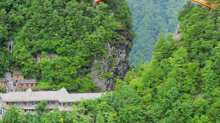 神农架+长江三峡+三峡大坝+宜昌5日4晚私家团·【山野时光·夏日推荐】VIP包车·5钻雅奢酒店任选 赠天燕/大瀑布随心选「穿越神农顶/VIP直入媲美自驾 野人寻踪·奇瀑奇潭·金丝猴大熊猫」登大坝+三峡游轮过船闸·水涨船高