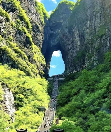 6天5晚 • 秋覽張家界奇峰、天門山雲海、阿凡達層染峰林與高空玻璃橋，漫遊瀑布上的芙蓉鎮與沱江鳳凰古城，贈無人機空拍短片留存秋日旅程