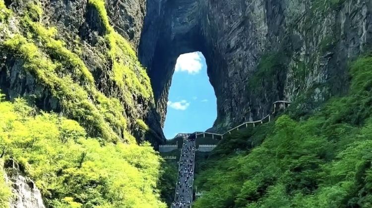 6D5N · Private Tours · Western Hunan All-Star Tour   Zhangjiajie Forest Park + Grand Canyon Glass Bridge + Tianmen Mountain + Furong Town + Fenghuang Ancient Town - A Cool Summer Getaway