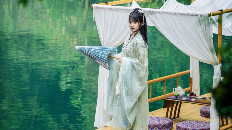 恩施市5日4晚私家团·提前两天无损退#私家包车游〓独立用车·B级红旗EQM5【赠：宣恩竹筏夜游+130元必消+专职导游讲解】腾龙洞/狮子关经典2选1<1晚宣恩小城5钻+1晚峡谷民宿任选>错峰二进大峡谷+1V1旅行管家+专车接送