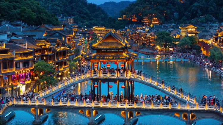5D4N · Private Tours · Changsha + Zhangjiajie + Tianmen Mountain Glass Walkway + Fenghuang Ancient Town Trip with Full Scenic Transport & Tuojiang Night Cruise