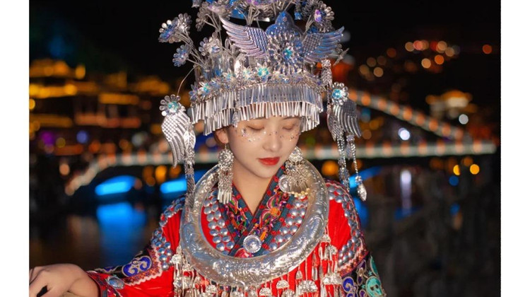 长沙+张家界+芙蓉镇+凤凰古城6日5晚私家团·4大VIP通道·长沙文史导游·1V1游长沙【纳百利（豪华房）2晚连住+凤凰堂舍·见山】橘子洲/岳麓山+双5A公园&金鞭溪+玻璃栈道+半日自选 4-5人升级GL8|赠：沱江夜游+无人机航拍