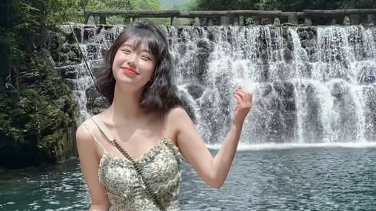 恩施市5日4晚私家团·〖这才是私家团·不带钱包的旅行〗一价全含景交0自费>1单1团·包车游·车型任选升级| 5座/7座/9座『赠上山索道+下山电梯·轻松不累』 悬浮屏山·含50船票  | 大清江·绿水青山+5A腾龙洞>4钻酒店免押金