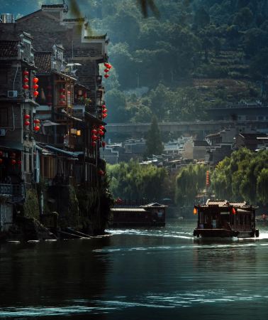6天5晚 • 「金秋黔行」貴州純玩團｜黃果樹＋西江千戶苗寨＋荔波小七孔＋鎮遠＋青岩古鎮｜含門票＋小交通｜金牌導遊｜2＋1旅遊巴｜零購物