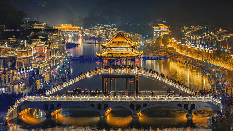 张家界+天门山+武陵源+凤凰5日4晚拼小团·【2-9人纯玩小团无自费·享VIP通道】可选5钻酒店【无超市|无苗寨】  双5A景区十里画廊+金鞭溪/袁家界/杨家界+天门山丨赠（索道天梯景交）高餐标+苗服换装+凤凰3景+沱江夜游船