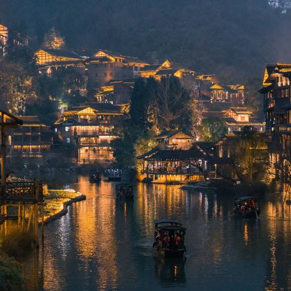 遵义会议会址+贵州乌江寨国际旅游度假区+十二背后·地下河谷景区+十二背后·地下裂缝景区2日1晚跟团游