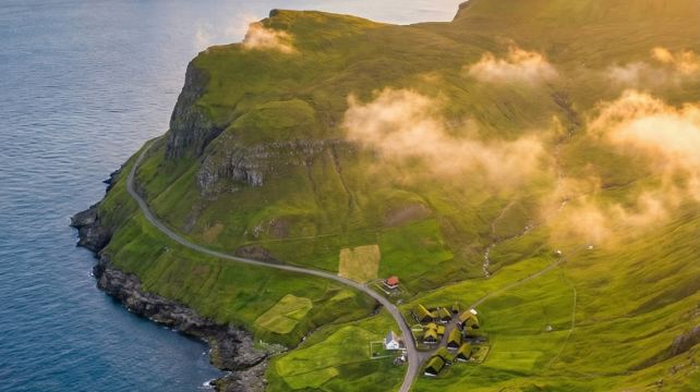 丹麦+法罗群岛+卡尔斯岛+杰格夫6日5晚·2+8人小团+送航拍视频+夏日仙境法罗群岛轻户外探险6日游+海上悬湖 徒步+海上拱门+ 巨人和女巫+入海瀑布