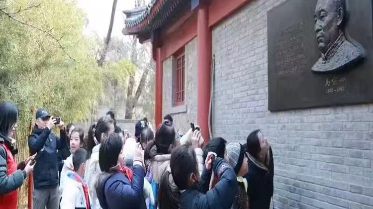 名校参访·北大半日亲子营【北大优秀学子面对面交流，分享名校经验】【北京大学校园食堂就餐】【北大研学】【西门+博雅塔+未名湖+赛克勒博物馆+光华管理学院+五四运动场+百周年纪念讲堂等】【可免费预约入校 】 ·名校参访·北大半日亲子营【北大优秀学子面对面交流，分享名校经验】【北京大学校园食堂就餐】【北大研学】【西门+博雅塔+未名湖+赛克勒博物馆+光华管理学院+五四运动场+百周年纪念讲堂等】【可免费预约入校 】 