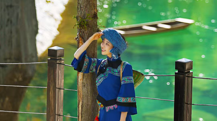 恩施土家族苗族自治州3日2晚私家团·<私人定制•网红恩施>VIP包车「梭布垭石林遇见“亿万年海底世界”/狮子关浮桥廊桥遗梦/宣恩湖北版“洪崖洞”」+D3天5大景区自选，体验土家族风情。1V1管家服务·多人自动立减双