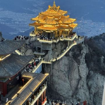 河南郑州+洛阳+开封+老君山景区4日3晚拼小团