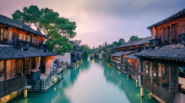 <6天>【6日5晚 · 旅行团 · 上海＋杭州＋苏州＋乌镇＋南浔 品牌5钻酒店 16人团十人以上升级2＋1头等舱巴士 赠乌镇汉服换装含妆造 体验江南】· 深度解锁江南