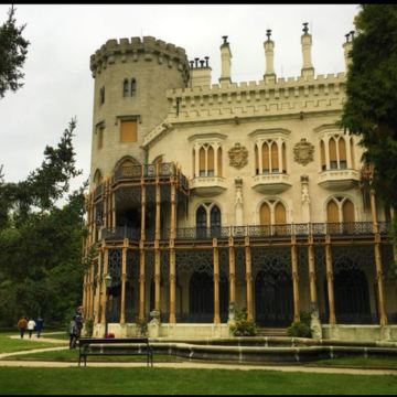 捷克克鲁姆洛夫+黑塔+百威啤酒厂+泰尔奇+赫卢博卡城堡2日1晚私家团