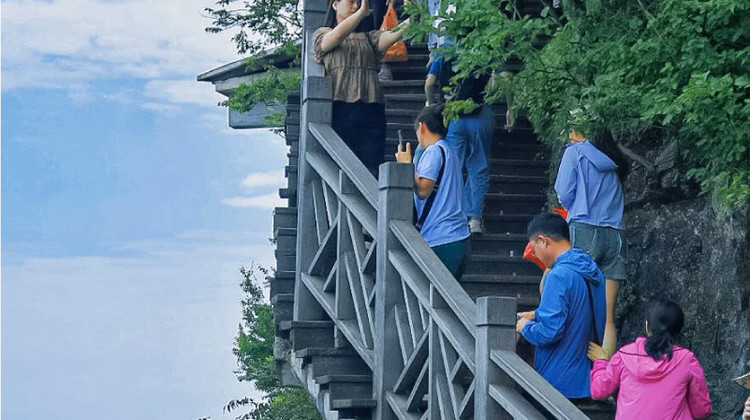 张家界+天门山+湘西+凤凰4日3晚跟团游·【楚韵画峤】6人纯玩+成人赠543元出游礼包|8大VIP快速通道+商务车保姆车+金牌导游/耳麦讲解&野奢漫岩山居观日出丨 赠百龙天梯+黄石寨索道往返+杨家界索道+88茶歇点心
