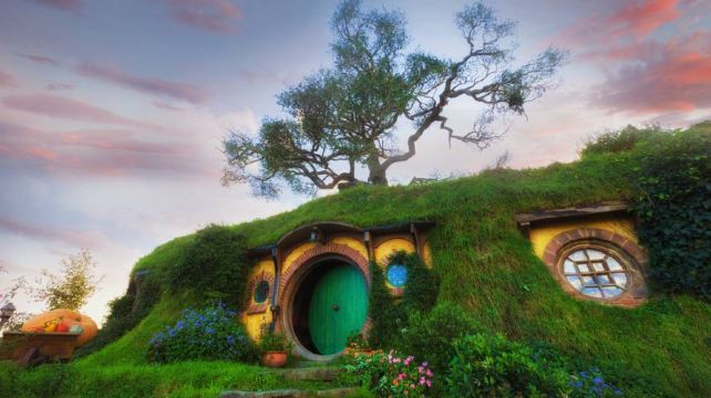 <4天>【9人小团｜重返中土世界】大师兄G·刘专线 新西兰北岛奇幻游·全程5钻酒店+奔驰出行+门票已含、霍比特人村+怀托摩萤火虫洞+爱歌顿农场游、奥克兰市区游+陶波湖+库伊劳公园+罗托鲁瓦湖