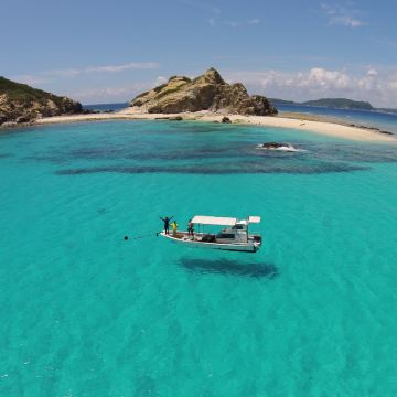 日本冲绳县本部町冲绳美丽海水族馆+美国村+古宇利岛+万座毛+濑底海滩+濑长岛5日4晚拼小团