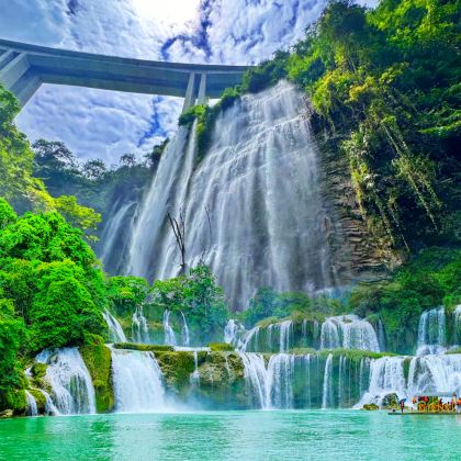 广西南宁+巴马百魔洞+古龙山大峡谷+鹅泉+德天跨国瀑布景区+北海银滩景区4日3晚跟团游