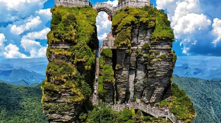 6日5晚 · 旅行團 · 貴州黃果樹景區+荔波+梵淨山+鎮遠縣+西江千戶苗寨 20人團 零購物·金牌導遊2+1陸地頭等艙+精選20人純玩團+貴州經典路線深度遊玩+零購物