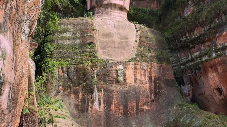 2-Day Explore Sichuan's two world dual-heritage treasures: full-day Mount Emei tour plus Leshan Giant Buddha visit, and stay at high-quality downtown hotels.