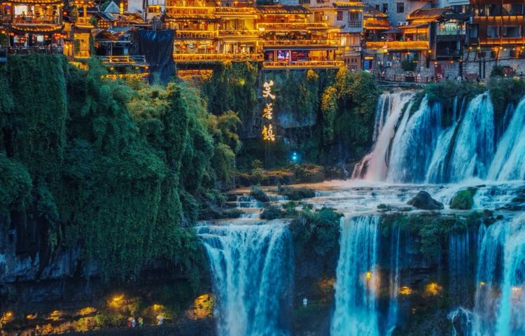 5-day 4-night · Private tours · Zhangjiajie National Forest Park + Tianmen Mountain National Forest Park + Fenghuang Ancient Town + Furong Town · Embark on a 5-day tour of Zhangjiajie National Forest Park and Fenghuang Ancient Town, featuring entrance fees, the Bailong Elevator, glass bridges, and river rafting. Enjoy a four-night hotel stay and a fully personalized experience with a private tour.