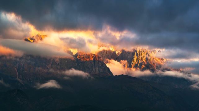 5-Day China Yunnan Secret Land Private Tour from Kunming·Dali and Lijiang丨Stone Forest Scenic Area, Erhai Lake, Yulong Snow Mountain and Blue Moon Valley