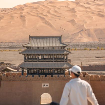 张掖七彩丹霞旅游景区+鸣沙山月牙泉+莫高窟+东风航天城+嘉峪关关城4日3晚跟团游