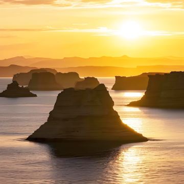 青海湖景区+茶卡盐湖+察尔汗盐湖+乌素特水上雅丹地质公园+G315+敦煌莫高窟+张掖8日7晚拼小团