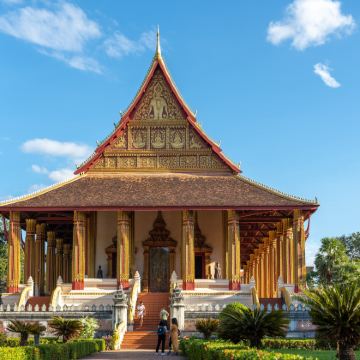 老挝琅勃拉邦+普西山+关西瀑布4日3晚私家团