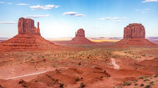 <7天>【13人小團 | 領略完整西南巨環行程】洛杉磯接機·暢遊五大國家公園+三大攝影聖地：錫安&布萊斯峽谷&峽谷地&拱門&大峽谷國家公園+紀念碑谷+下羚羊峽谷+馬蹄灣+入住兩晚拉斯維加斯酒店（含早餐）