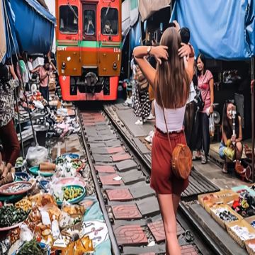 泰国曼谷+大皇宫+郑王庙+水门寺+丹嫩沙多水上市场+美功铁道市场2日1晚拼小团