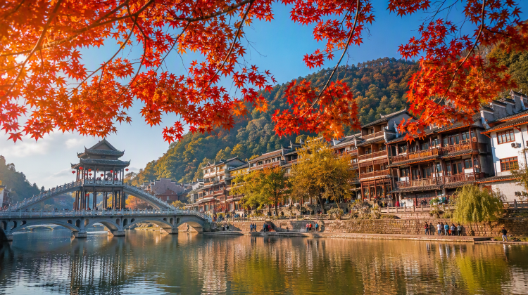 5-Day In-depth Zhangjiajie & Fenghuang: 3 must-see attractions, 2 ancient towns, Glass Bridge & Miao costume - Immersive scenery & Xiangxi charm - Licensed 7–14 seat business vehicle & 5-diamond hotel
