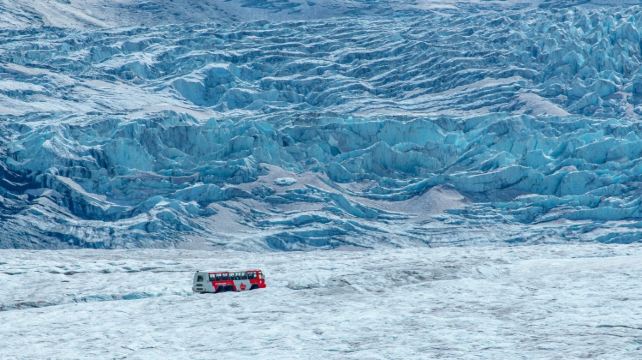 5-Day Canadian Rockies Scenic Slow Travel Tour from Calgary·Slow Train Journey with Complimentary National Park Pass, VIA Rail & Bus, Featuring Three Iconic Lakes and the Columbia Icefield