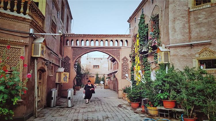 5-Day Xinjiang Private Tour from Kashi·Aoyitake Red Valley, Karakul Lake, White Sand Lake, Ancient Stone City, Golden Grassland, Panlong Ancient Road, Xiangfei's Tomb