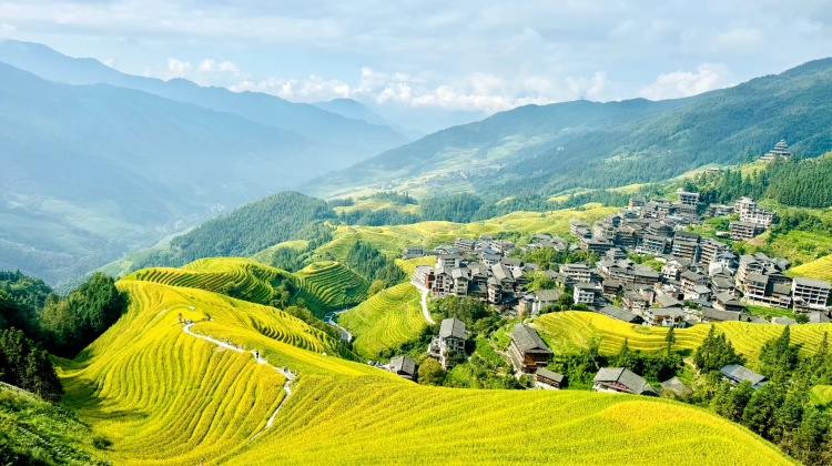 8日7晚 · 旅行團 · 「純玩 小費全含」桂林+龍脊+南寧+北海深度大全景 遊梯田+賞千古情或印象表演 探祕德天瀑布+明仕竹筏+遊潿洲島·限時特惠+小費全含 住豪華飯店 遊梯田+賞演出+探祕德天瀑布+體驗明仕竹筏+遊潿洲島