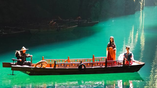 恩施市+宣恩4日3晚跟团游·五一大促+云冠恩施+3晚5钻+16人团+悬浮屏山丨云海栈道丨水上S桥丨非遗打铁花丨旅拍