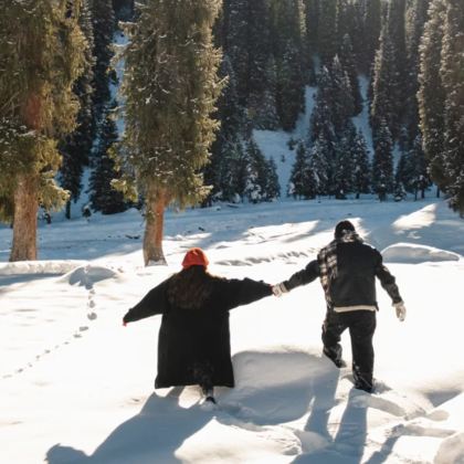 新疆乌鲁木齐+伊犁8日7晚跟团游