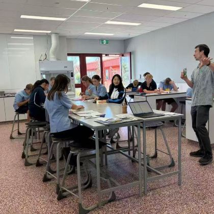 全真插班.微留学·新西兰奥克兰初高中全真插班游学夏令营.12天学生独立营|一周新西兰本土课堂.入住寄宿家庭.每日英语交流，快速提升口语能力.奥克兰大学菁英学子导览.经典北岛巡礼霍比特人村.怀托摩萤火虫洞