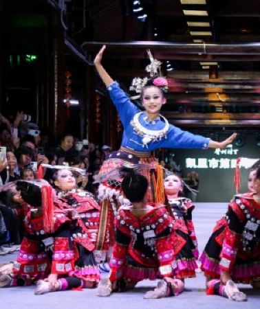 5日4晚 • 貴州5天團 · 非遺貴州~貴陽、烏江寨、黃果樹5天純玩高鐵團 烏江寨(無人機表演、篝火晚會、非遺獨竹漂)、中國及亞洲第一大瀑布~黃果樹大瀑布、西江千戶苗寨、村T表演秀、貴陽地標甲秀樓夜景