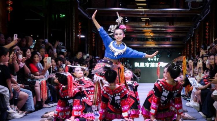 5日4晚 · 旅行团 · 非遗贵州~贵阳、乌江寨、黄果树5天纯玩高铁团 乌江寨(无人机表演、篝火晚会、非遗独竹漂)、中国及亚洲第一大瀑布~黄果树大瀑布、西江千户苗寨、村T表演秀、贵阳地标甲秀楼夜景·不设购物点+不车贩+不自费
长者门票优惠
65岁或以上每位减人民币200
+优惠只限持回乡证中国籍人仕+费用于当地退回