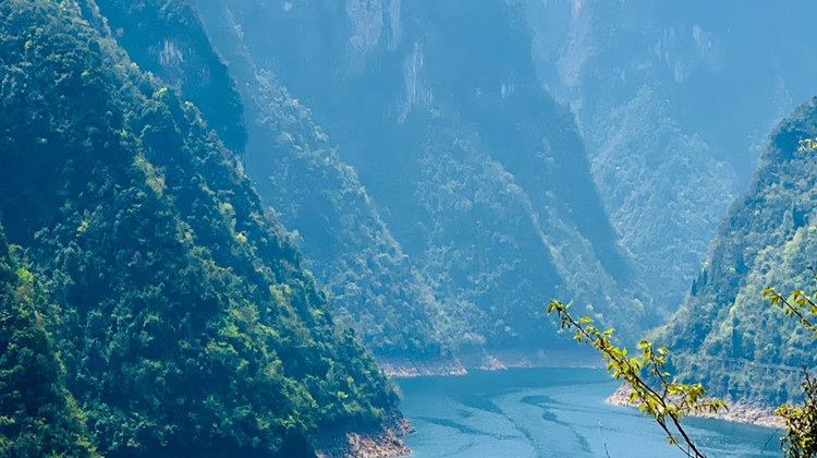 清江画廊+两坝一峡2日1晚跟团游·「山水秘境·一帧山水一幅画」本地人必打卡，西陵峡与清江组成的山水画卷，舒适船游老少皆宜，轻松好旅途〈体验过葛洲坝船闸|观国之重器|轻舟已过万重山〉 赠送一午餐，武汉出发