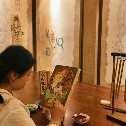 非遗民俗·敦煌莫高窟+壁画临摹研学1日游亲子营【资深老师亲授+特色复制洞窟研习室+3H沉浸式体验亲手制作属于自己的敦煌壁画亲手调矿物颜料+探索传统技艺+亲子互动)】